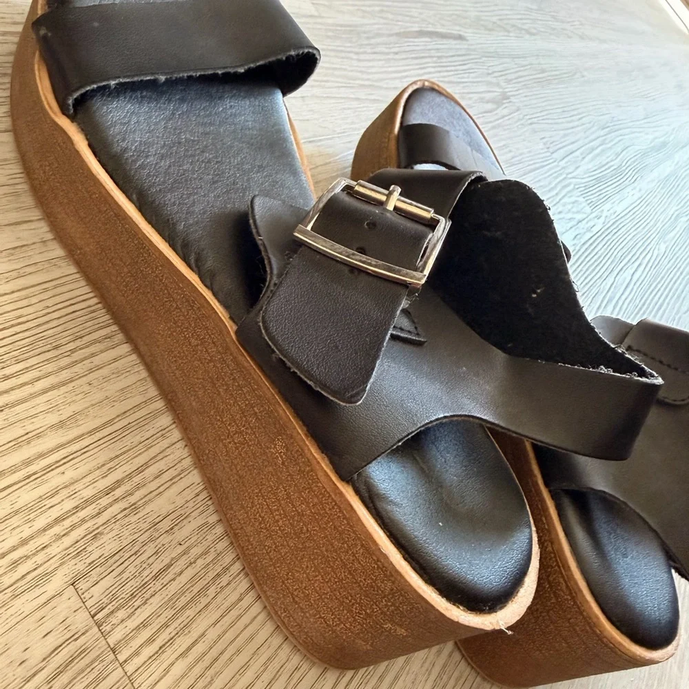 Black Platform Sandals with Wood-Look Sole and Buckle
